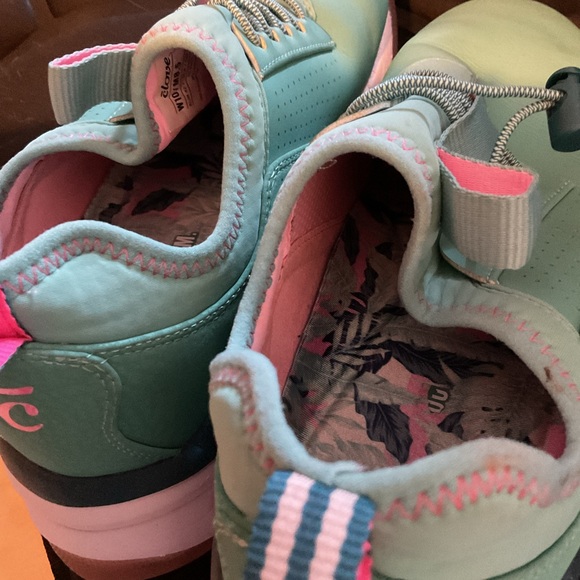 Clove sneakers aqua tone healthcare comfort construction  W 10. M 8.5 - Picture 6 of 6